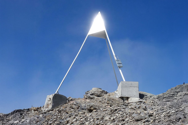 bee<strong>different.</strong>